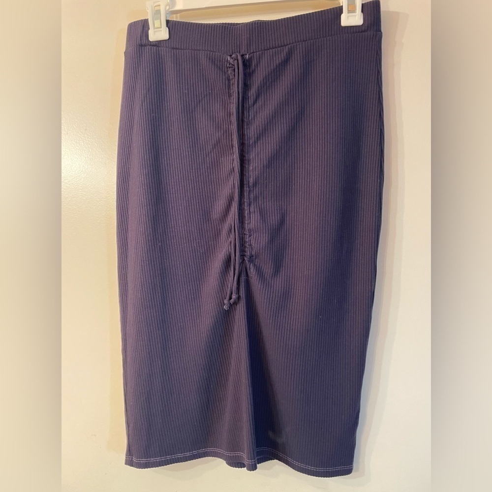 Red Haute scrunch front skirt. Navy size M